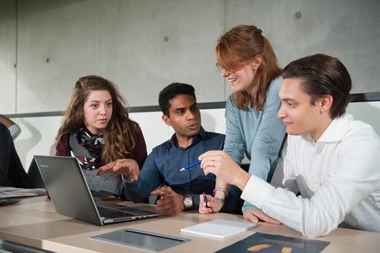 Studierende arbeiten gemeinsam