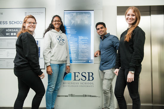 Vier Studierende vor dem Aufzug in der ESB