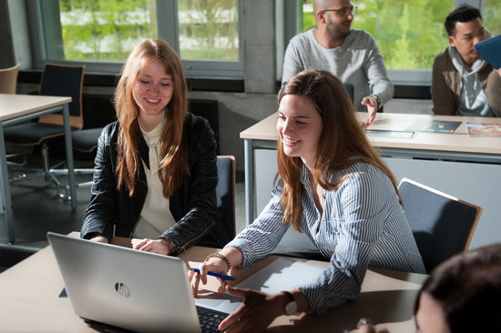 Studentinnen arbeiten gemeinsam am Laptop