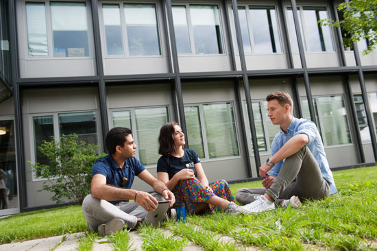 Studierende auf dem Campus