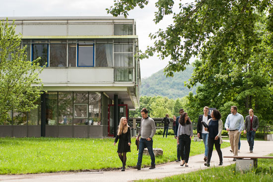 Studierende auf dem Campus