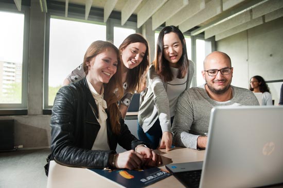 Studierende arbeiten gemeinsam am Laptop