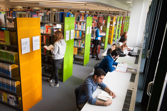 Studierende arbeiten in der Bibliothek