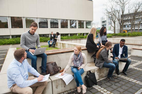 Studierende auf dem Campus