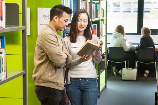 Zwei Studierende in der Bibliothek