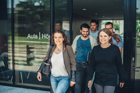 Studierende vor der Aula der Hochschule Aalen