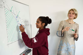 Studentin mit Dozentin am Flipchart