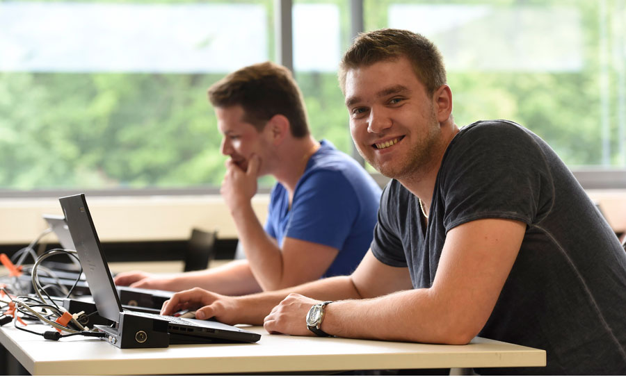 Studierender der Hochschule Aalen am Laptop
