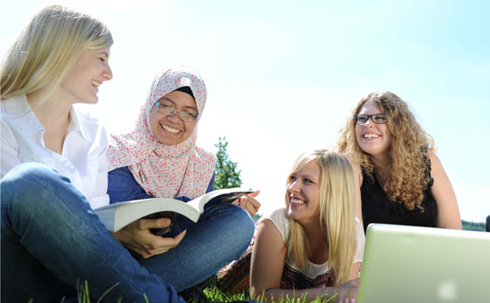Studierende auf dem Campus