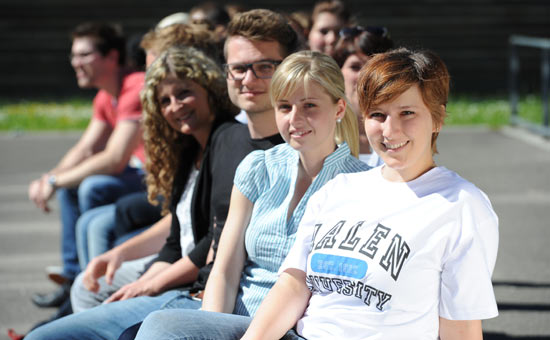 Studierende auf dem Campus