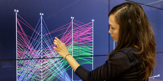 Studentin an einer Tafel mit digitaler Grafik