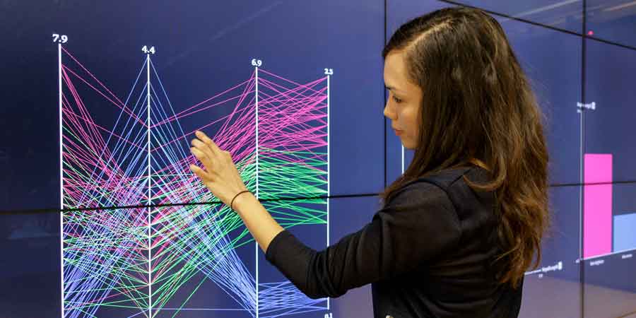 Studentin an einer Tafel mit digitaler Grafik
