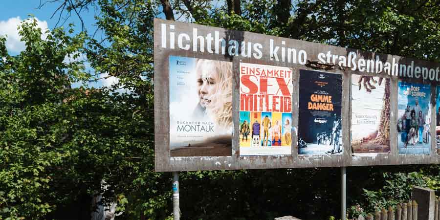 Kinoplakate in der Stadt