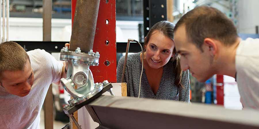 Studierende betrachten Maschine