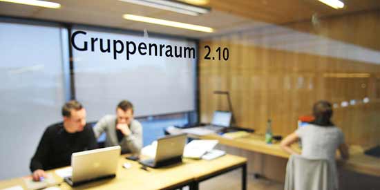 Studierende im Gruppenraum