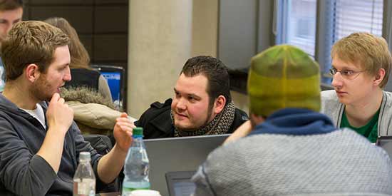 Studierende im Gruppenraum