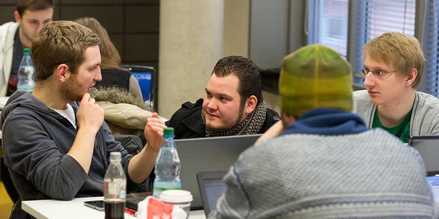 Studierende im Gruppenraum