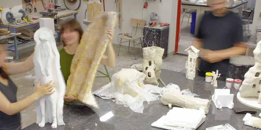 Studierende arbeiten in der Gips- und Formwerkstatt