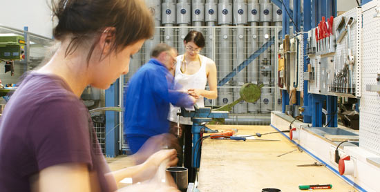 Studierende arbeiten in der Metallwerkstatt