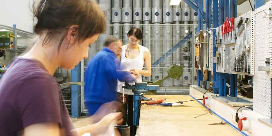 Studierende arbeiten in der Metallwerkstatt