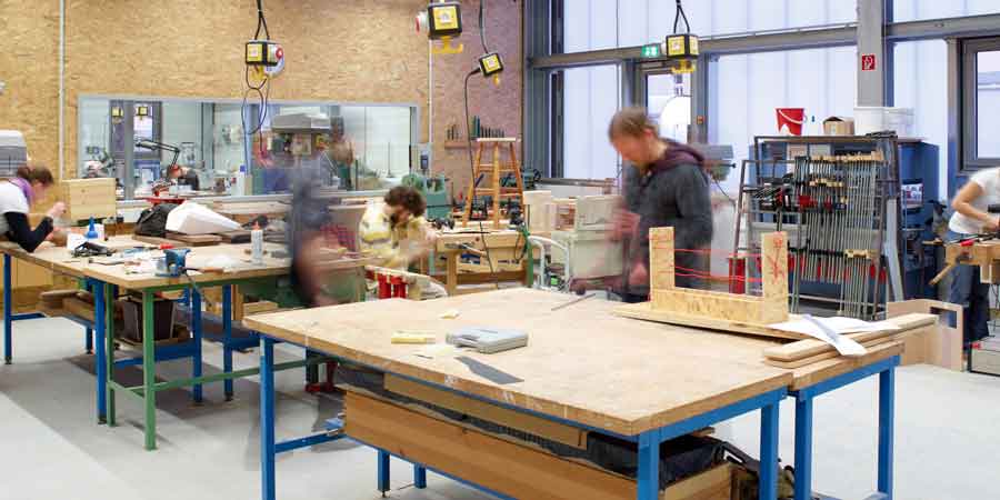 Studierende arbeiten in der Holzwerkstatt