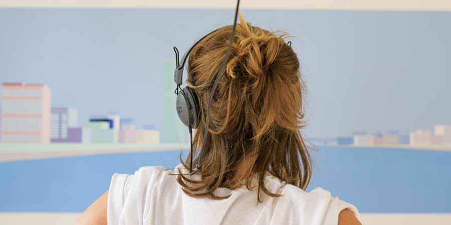 Studentin mit Kopfhörern