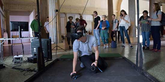 Student mit VR Brille