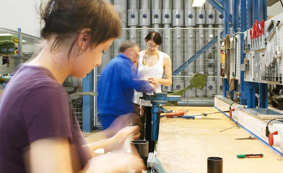 Studentin arbeitet in Werkstatt