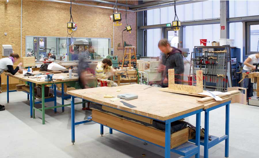 Studierende arbeiten in Werkstatt