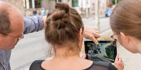 Dozent erläutert Tabletanzeige für Studierenden