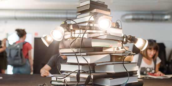 Bücherstapel mit Lampen