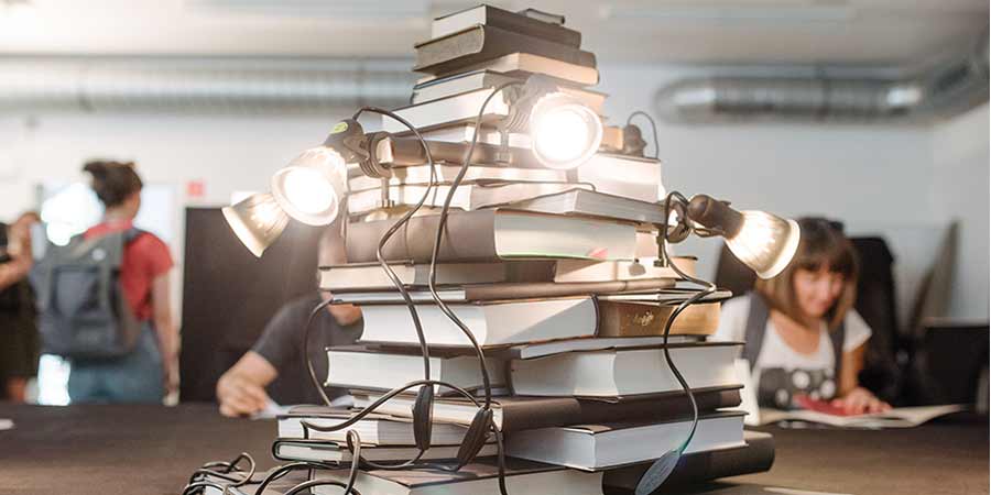 Bücherstapel mit Lampen