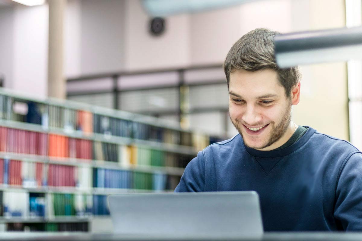 Studierender am Laptop