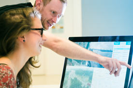 Student und Studentin vor dem Computer