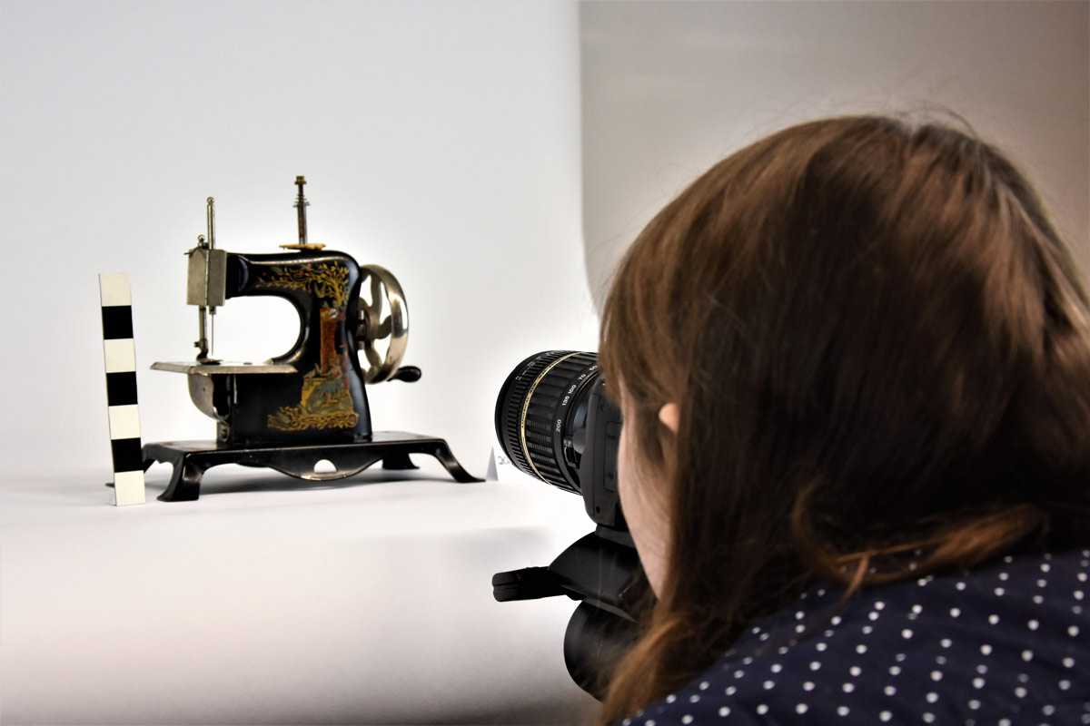 Person fotografiert alte Nähmaschine