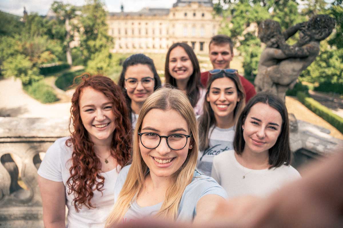 Studierende lächeln in die Kamera