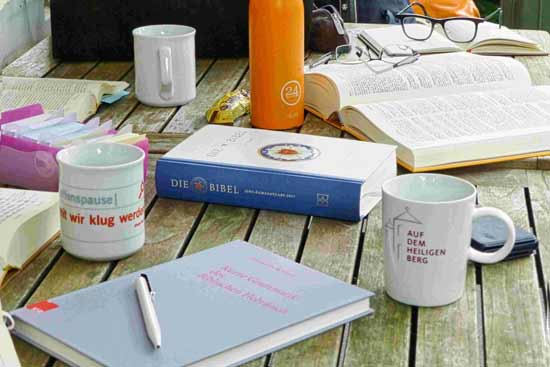 Studieren in der Cafeteria der Kirchlichen Hochschule Wuppertal/Bethel