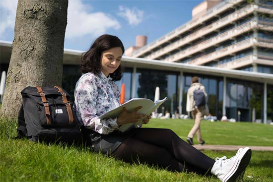 Studentin auf dem Campus