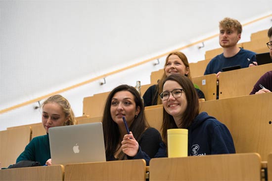 Studierende im Hörsaal