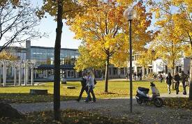 Hof und Gebäude der Wirtschaftswissenschaftlichen Fakultät.