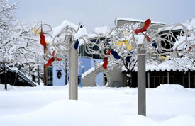 Gebäude der Juristischen Fakultät mit Brunnenskulptur von Erika Berckhemer.