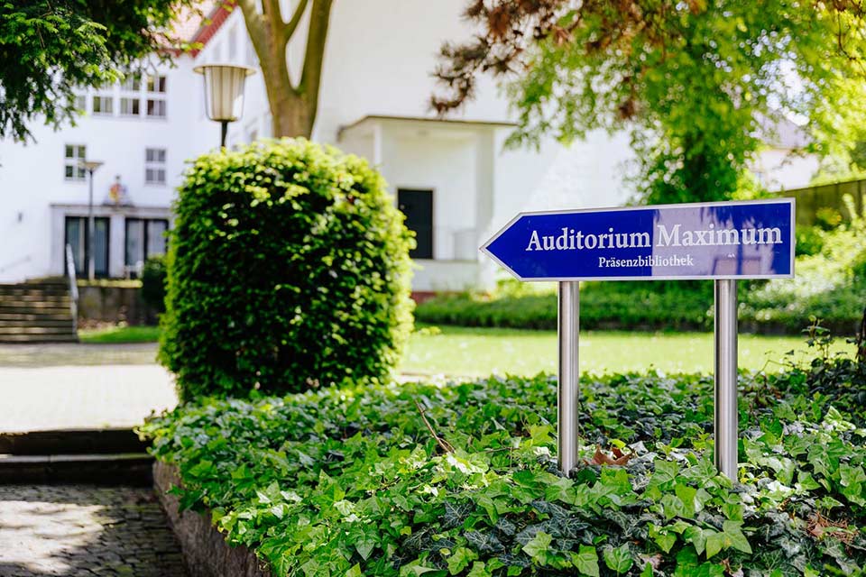 Wegschild zum Auditorium Maximum