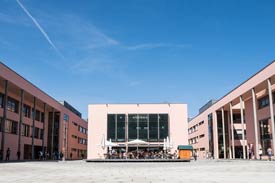 Sonnendeck auf dem Campus der TH Deggendorf