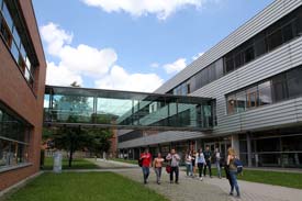 Auf dem Campus der Hochschule Ansbach