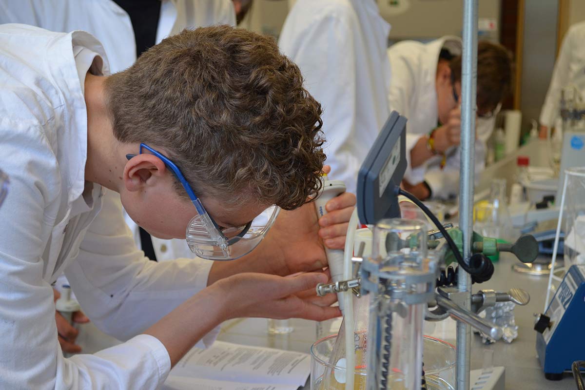 Studierende im Labor