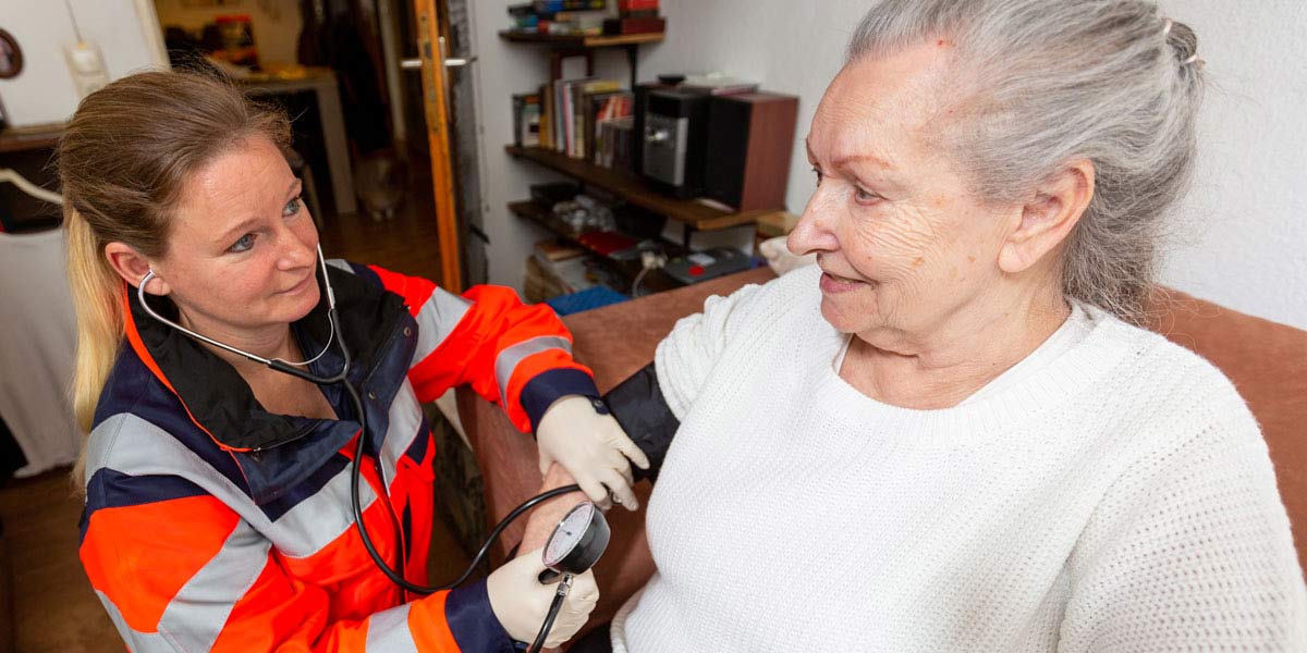 Rettungssanitäterin mit Patientin