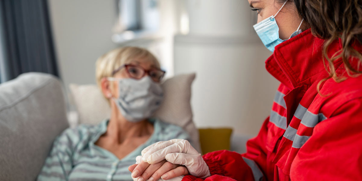 Rettungssanitäterin mit Patientin