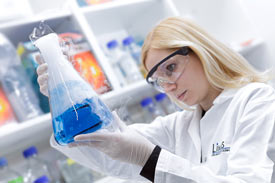 Biochemistry-Studentin im Labor