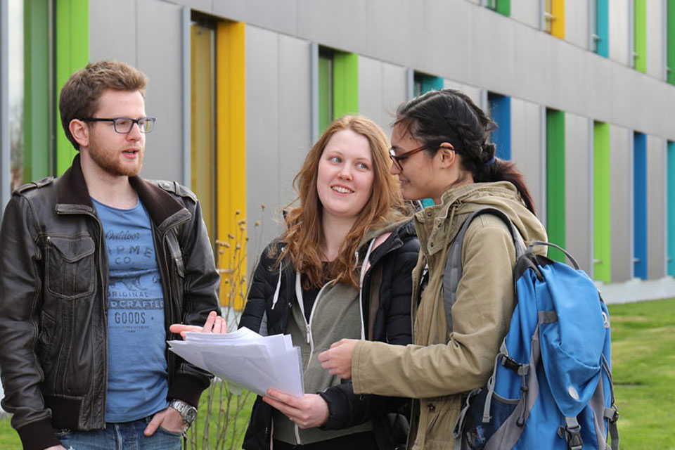 3 Studies vor LIMES-Gebäude