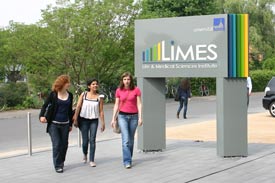 3 Studentinnen vor dem LIMES-Gebäude